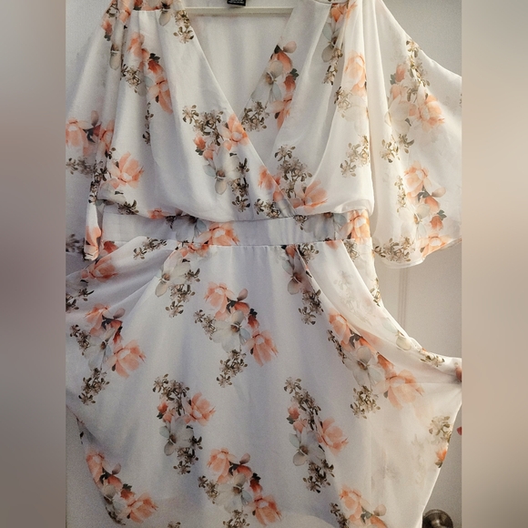 City Chic Floral Midi Dress in Cream and Peach - Picture 6 of 13